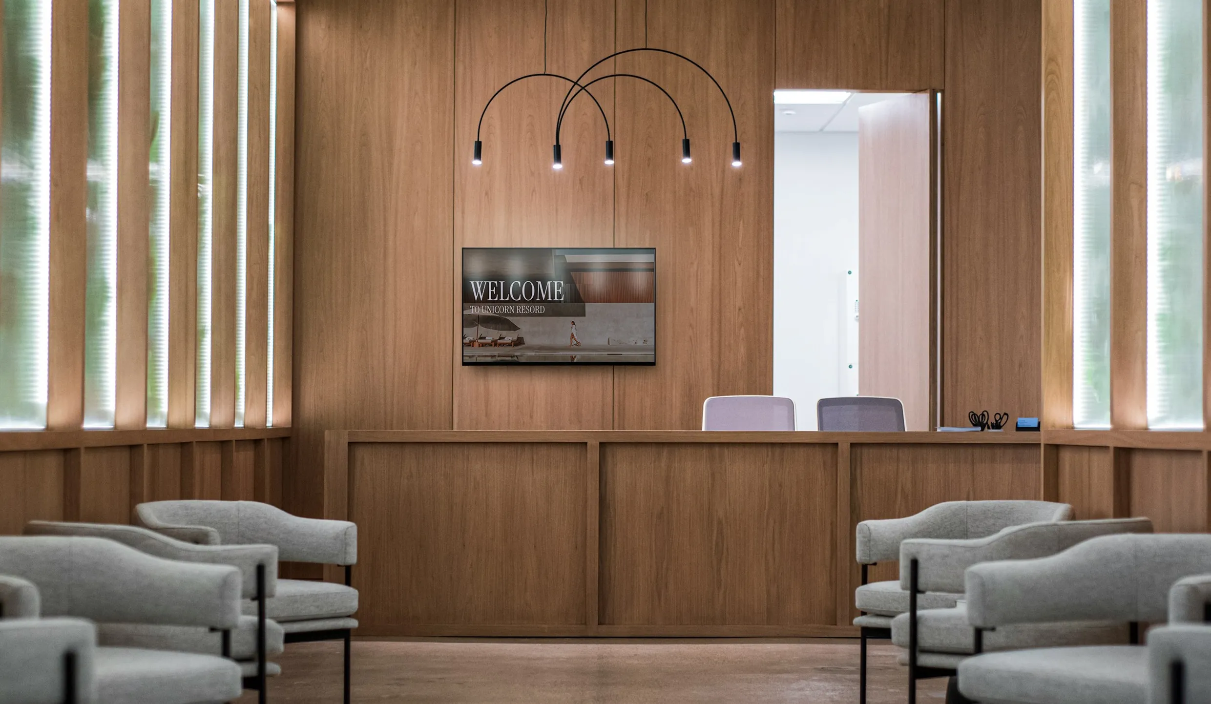 Digitale Beschilderung-Software zeigt Willkommensbildschirm an Rezeption