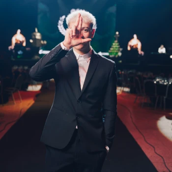 Bisicleta covering his face with his hand.