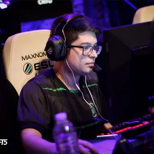 Frostezor in a gaming chair.