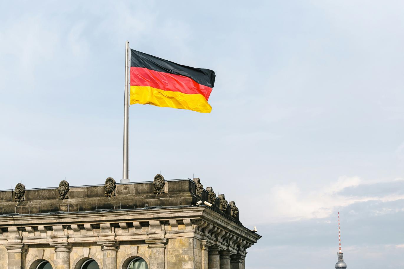 Deutsche Flagge weht auf dem Reichstagsgebäude in Berlin