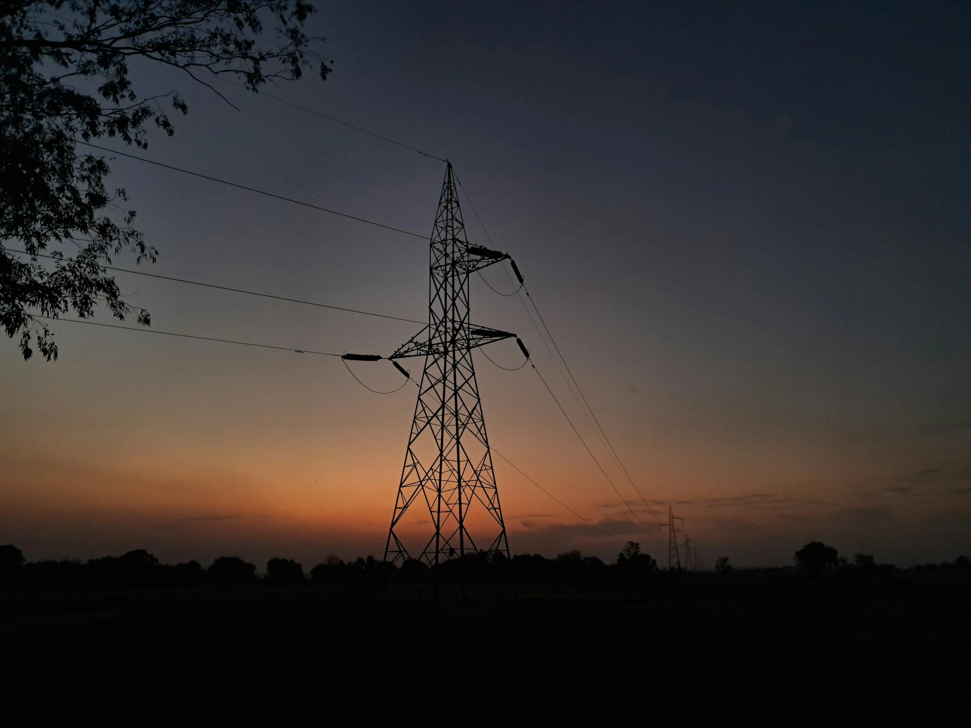Hochspannungsmast bei Sonnenuntergang