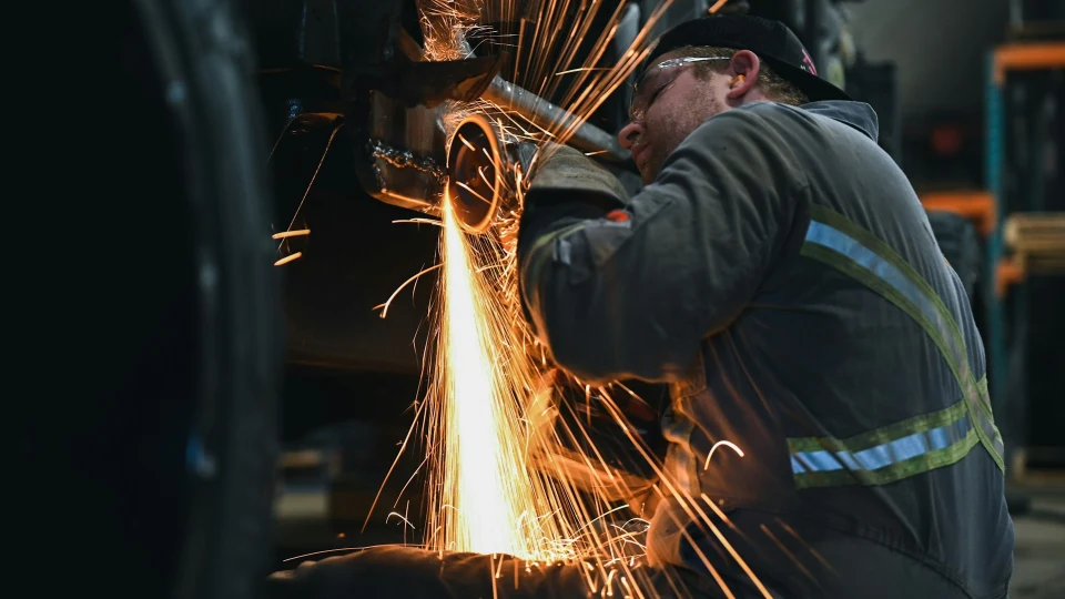 Arbeiter mit Funkenflug bei der Metallbearbeitung