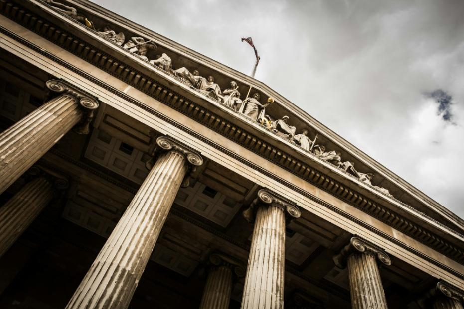 Säulenfassade eines historischen Gerichtsgebäudes