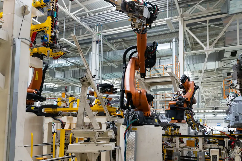 Roboterarme in einer modernen Industrieproduktion