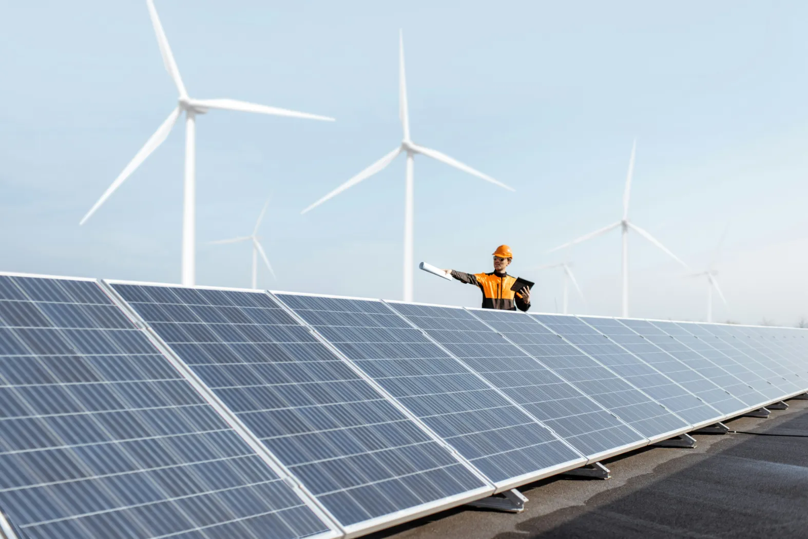 Windräder und Solarmodule im Sonnenlicht