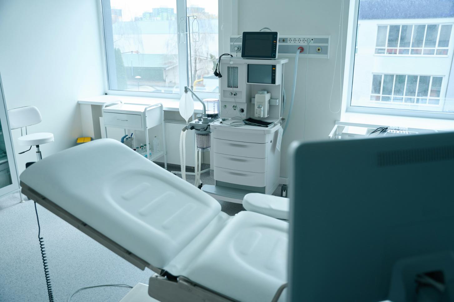 Leeres Krankenhauszimmer mit Bett und medizinischen Geräten