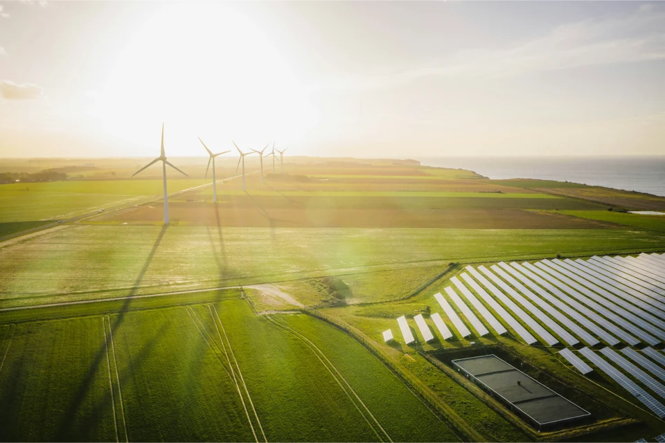 Luftaufnahme von Solarfeldern in ländlicher Umgebung