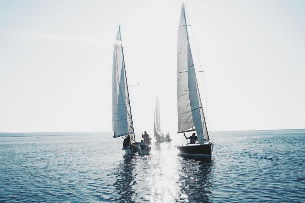 Zwei Segelboote nebeneinander auf dem Meer