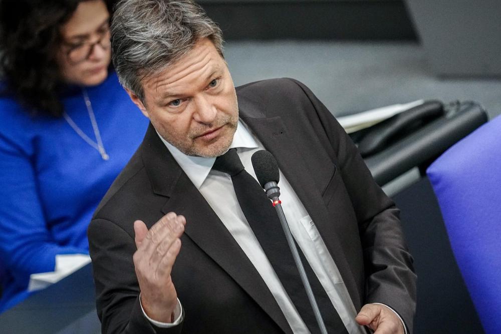 Politiker spricht im Bundestag