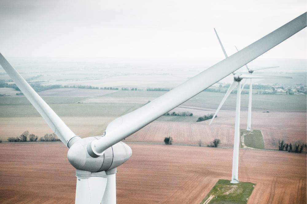 Windrad auf einem Feld aus der Nähe fotografiert