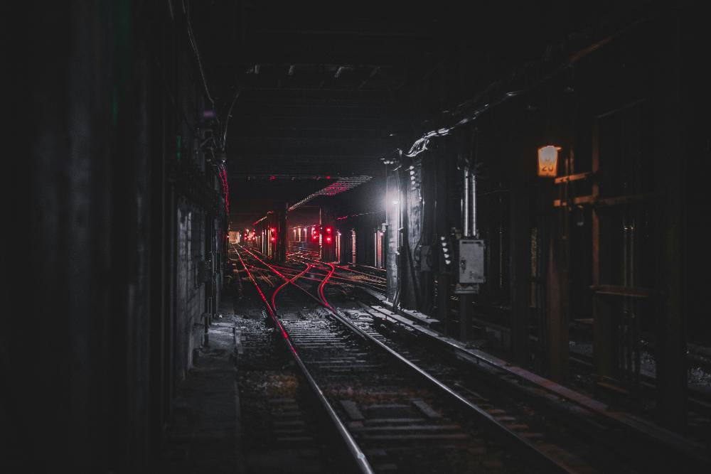 U Bahn Gleise im Tunnel mit roten Lichtern