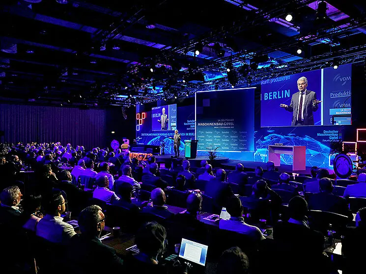 Deutscher Maschinenbau-Gipfel in Berlin mit Keynote-Speaker und zahlreichen Teilnehmenden aus der Industrie