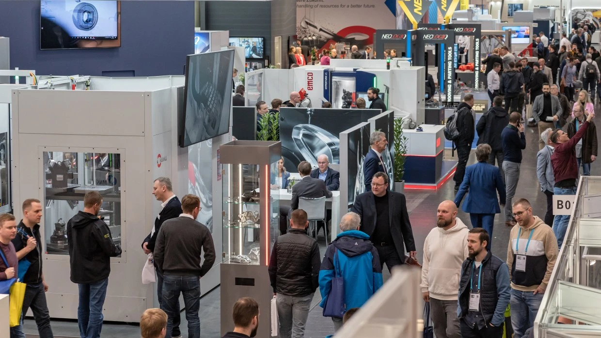 Fachmesse für Industrie und Maschinenbau mit Messeständen und Fachbesuchern