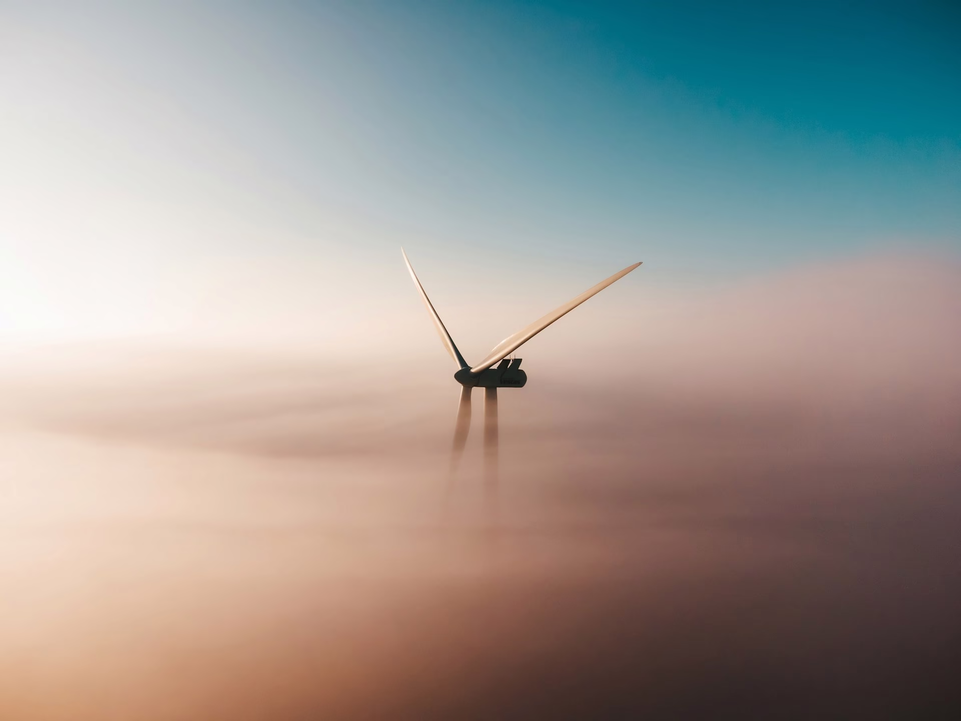 Windkraftanlage vor farbigem Abendhimmel