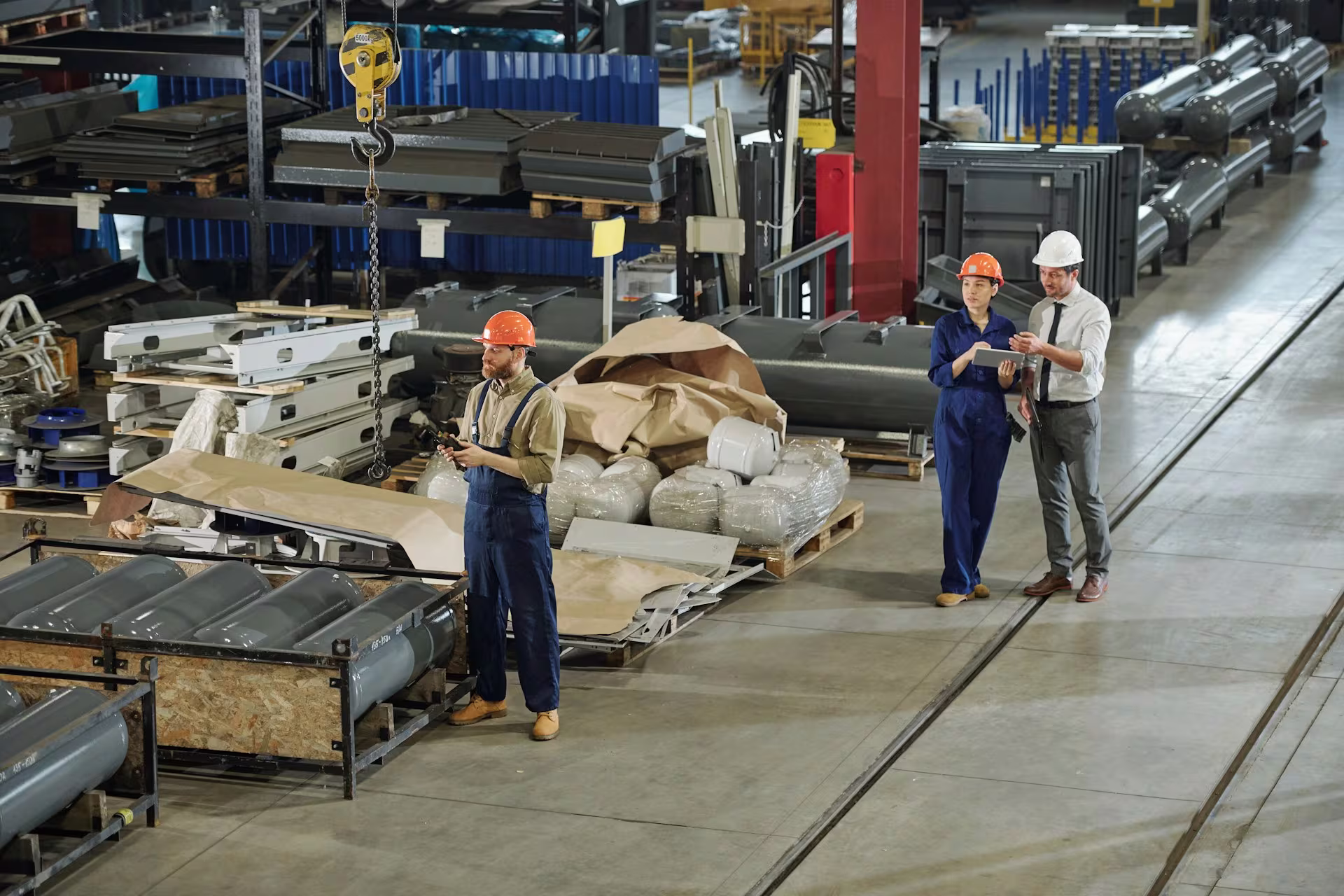 Produktionshalle mit Maschinen und Arbeiter:innen