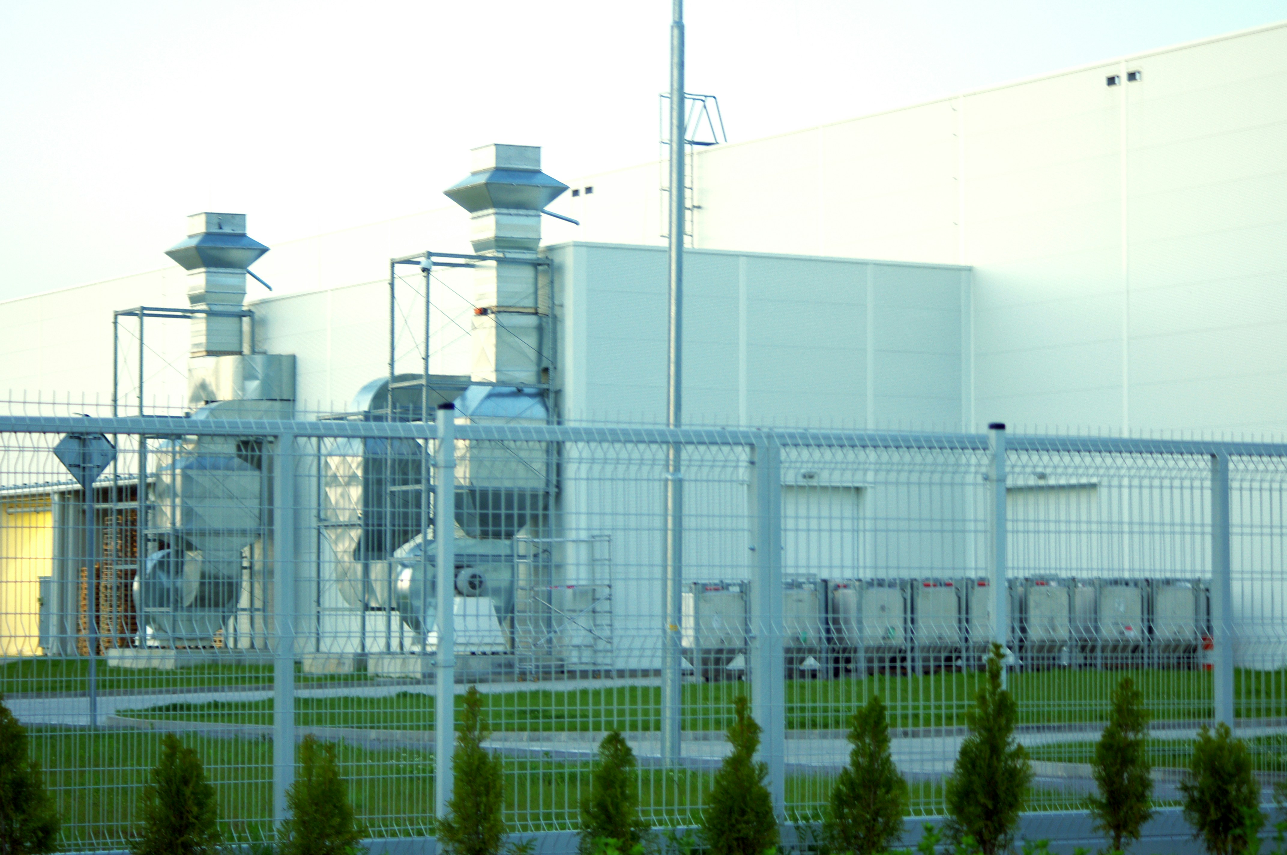 Industriegebäude mit Lüftungsanlagen auf dem Dach – Energiemanagementsysteme in der Fertigung