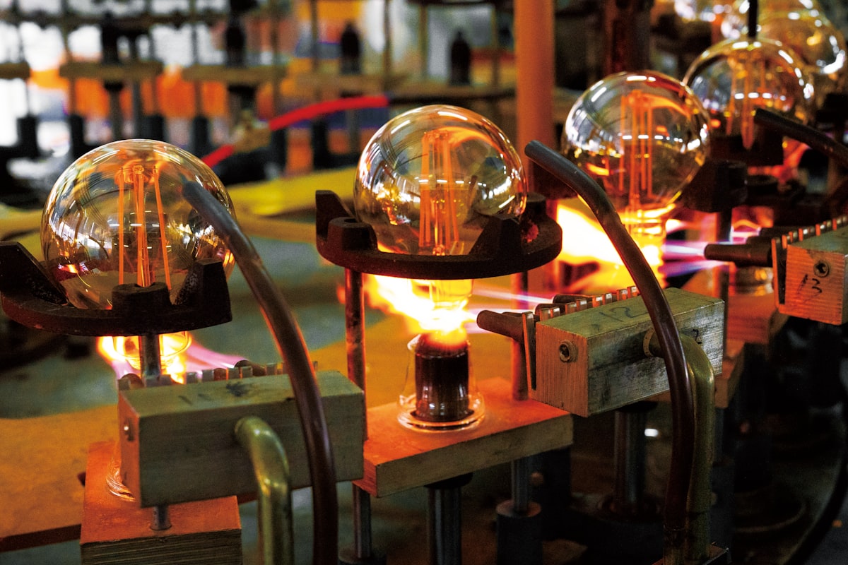 LED-Glühbirne in der Produktion – Energiemonitoring und Effizienz in der Fertigung