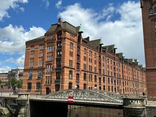 Historische Lagerhäuser an einem Kanal. 