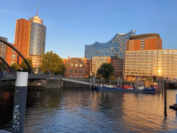 Stadtansicht mit Elbphilharmonie und Fluss.