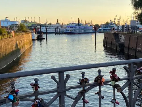 Hafen mit Booten und Sonnenuntergang. 