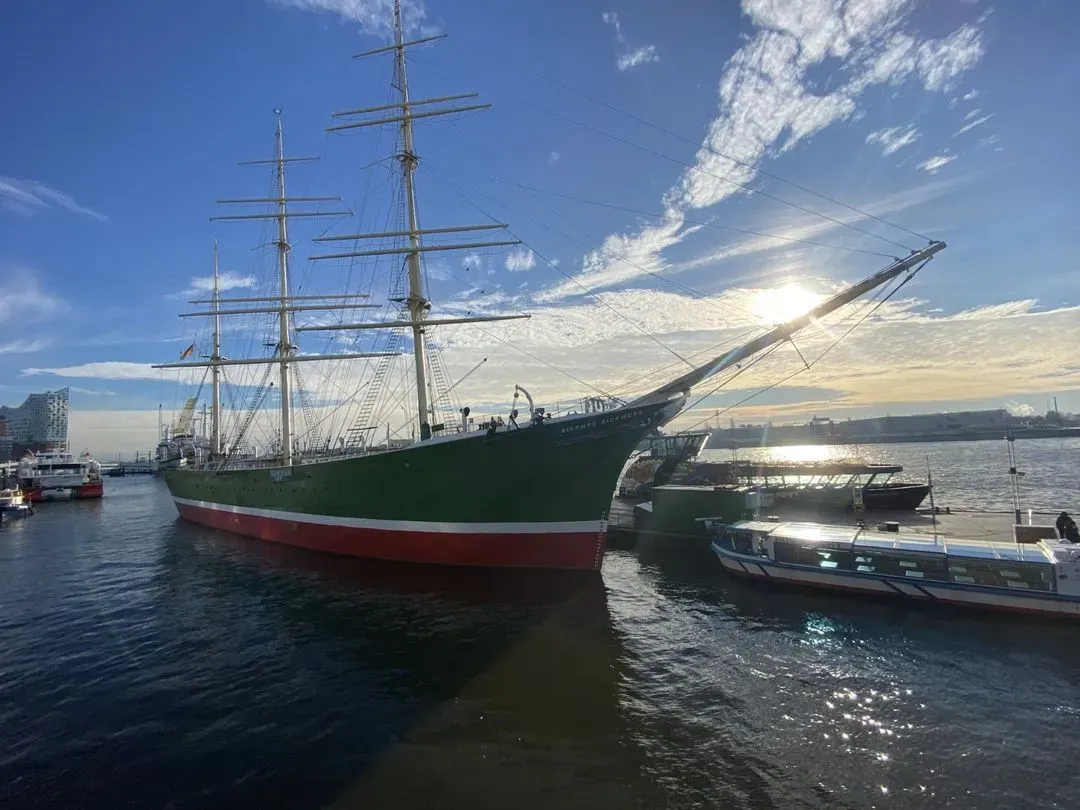 Segelschiff im Hafen bei sonnigem Wetter. 