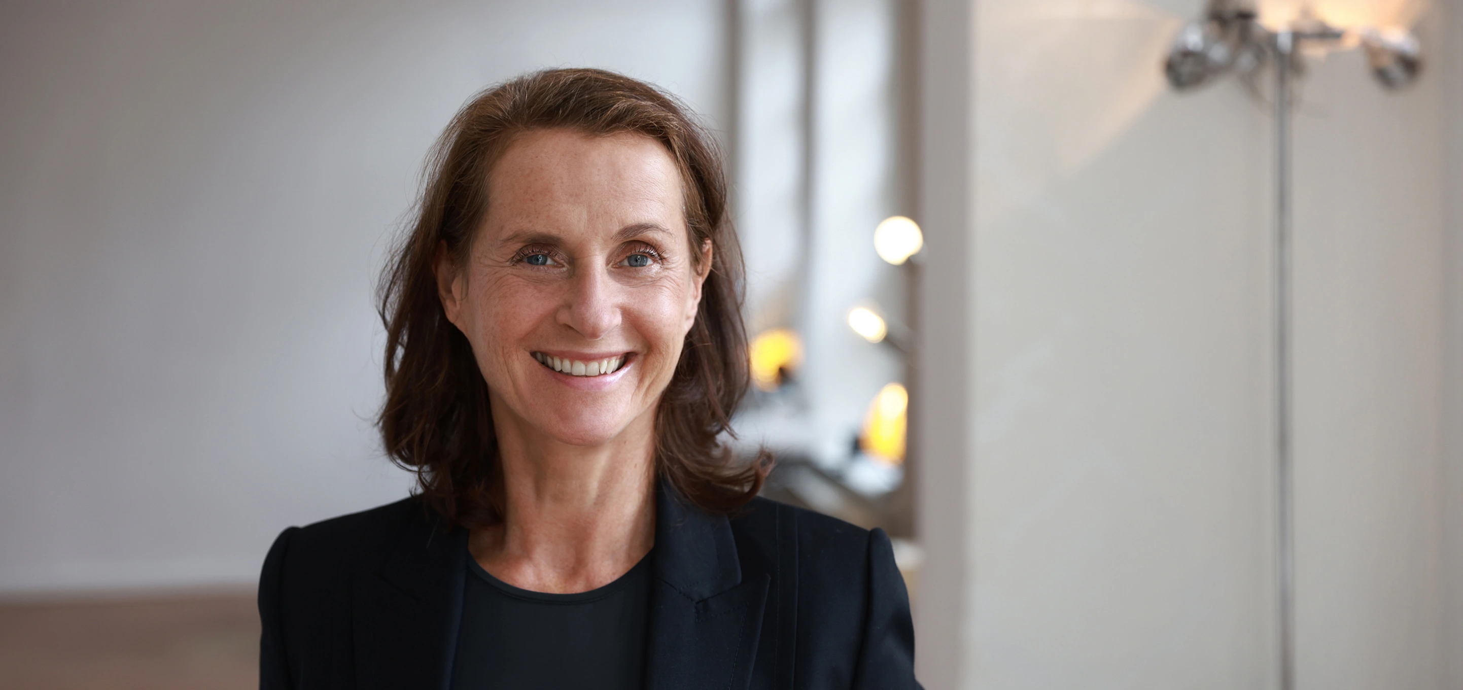 Frau in einem schwarzen Blazer.