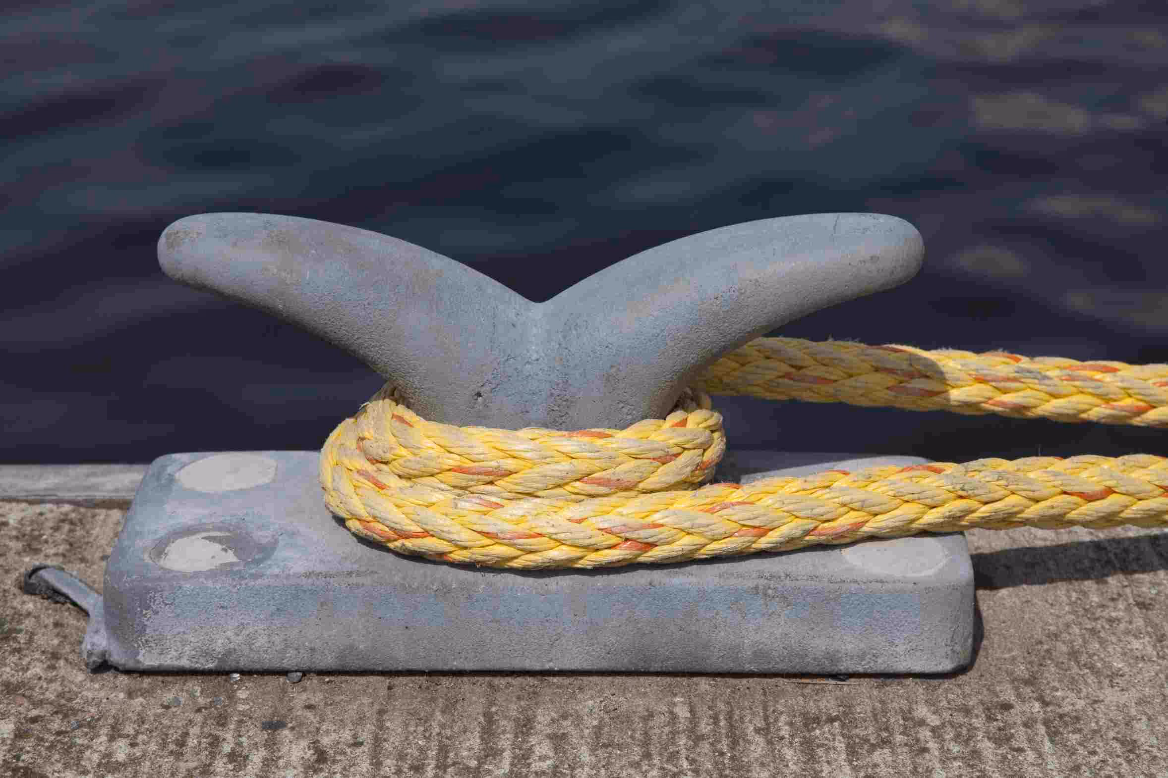 Poller mit Seil am Hafen.