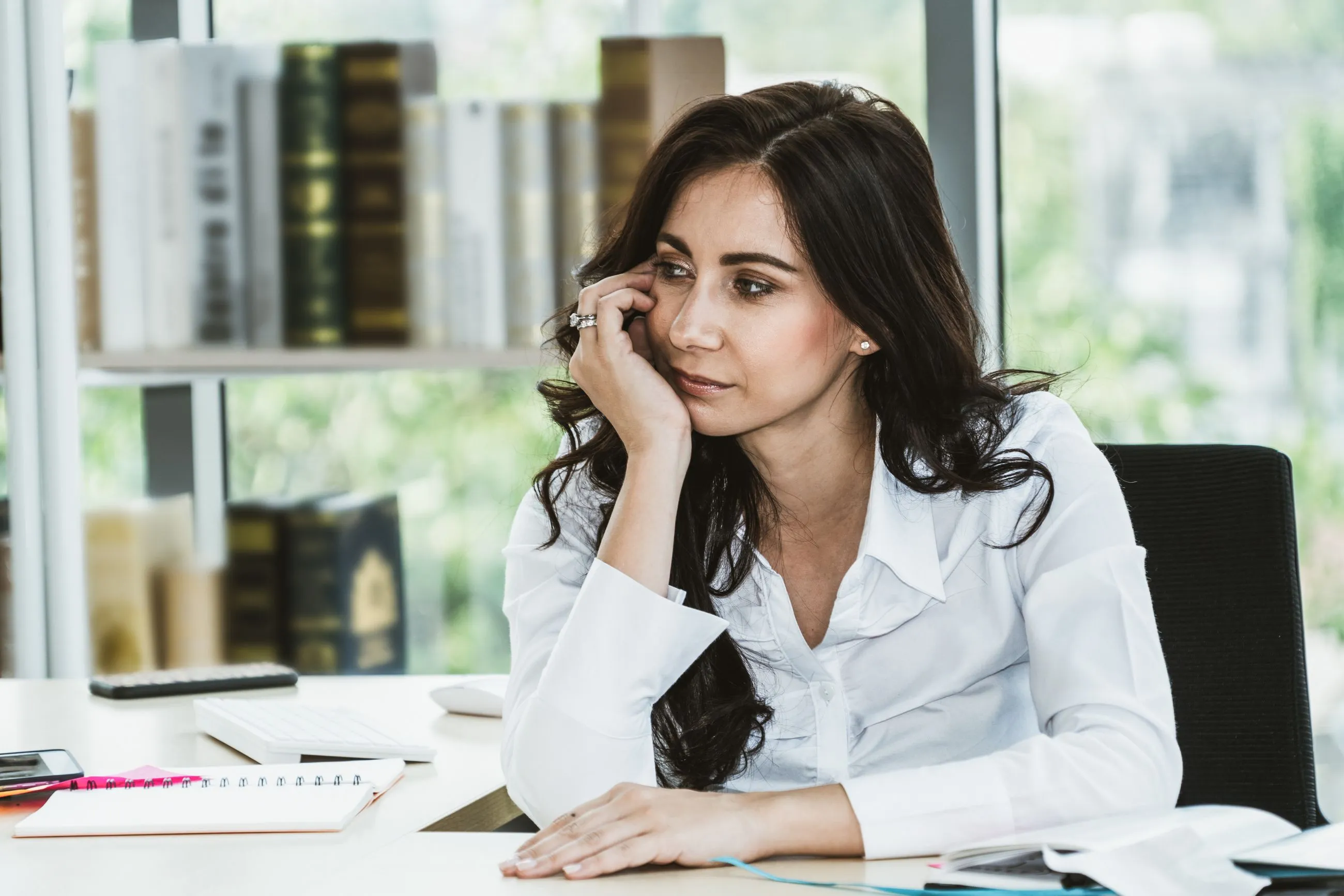 Zwei Frauen besprechen Arbeit in einem Büro.