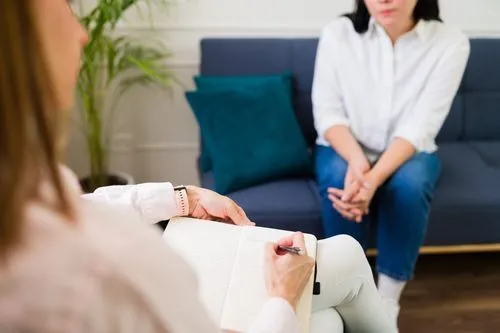 Gruppe von Menschen in einer Therapie- oder Beratungssitzung.