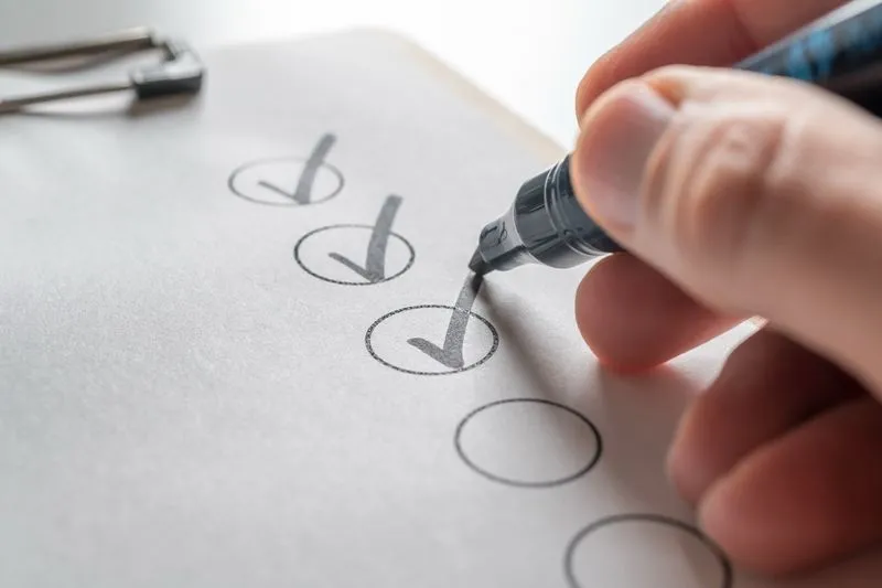 Hand zeichnet ein Diagramm auf Papier.