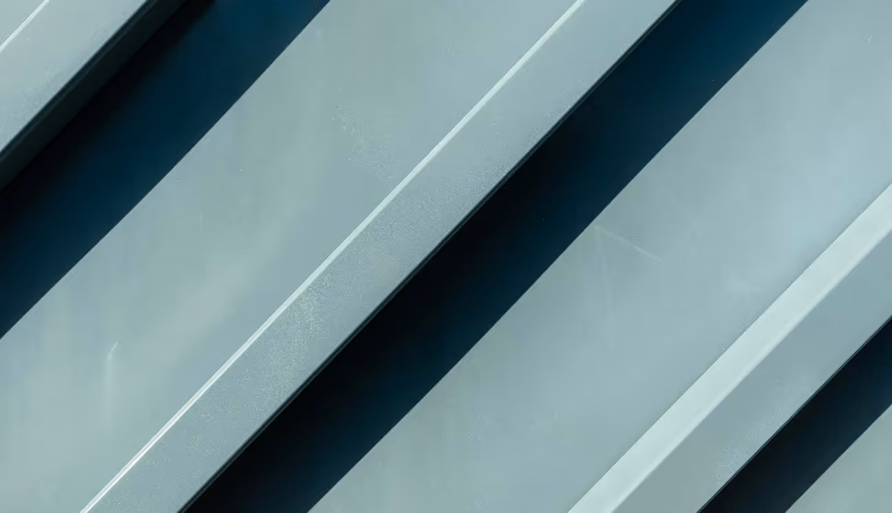 Lakeret metal elementer