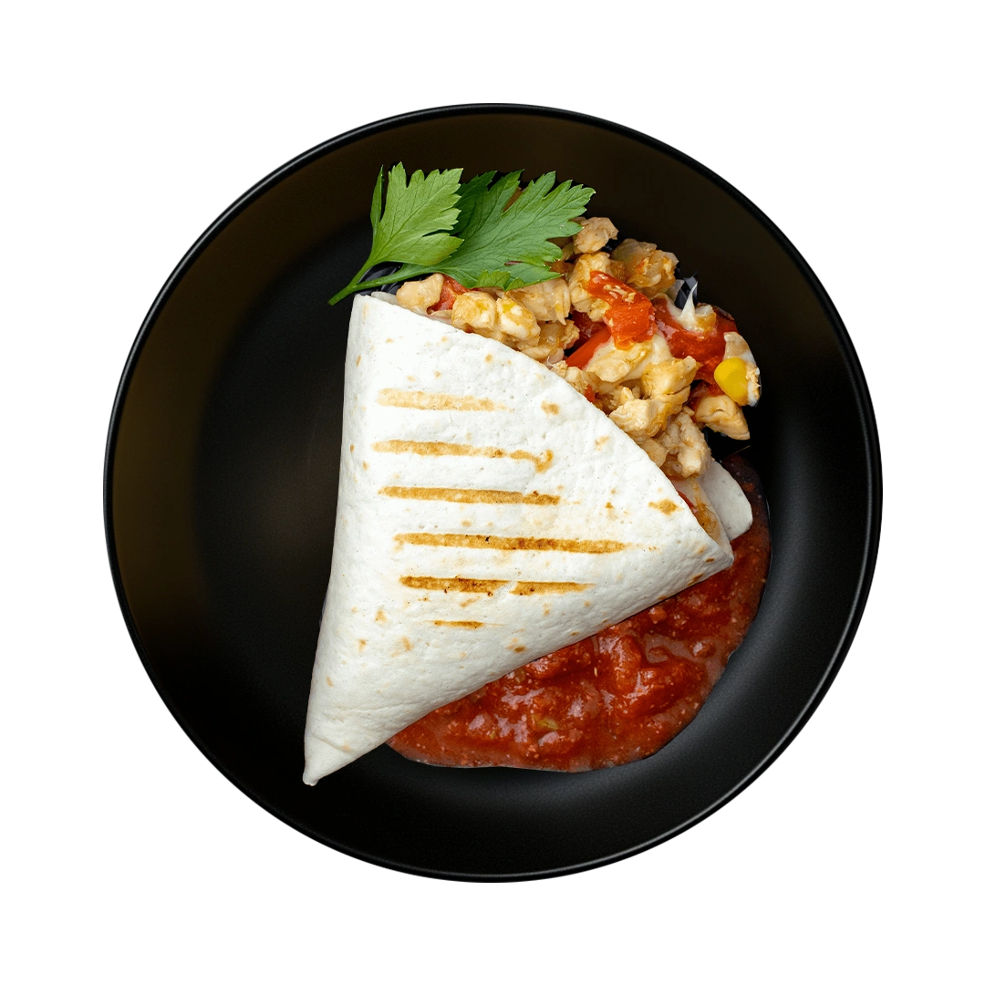 Кесадилья с курицей и соусом