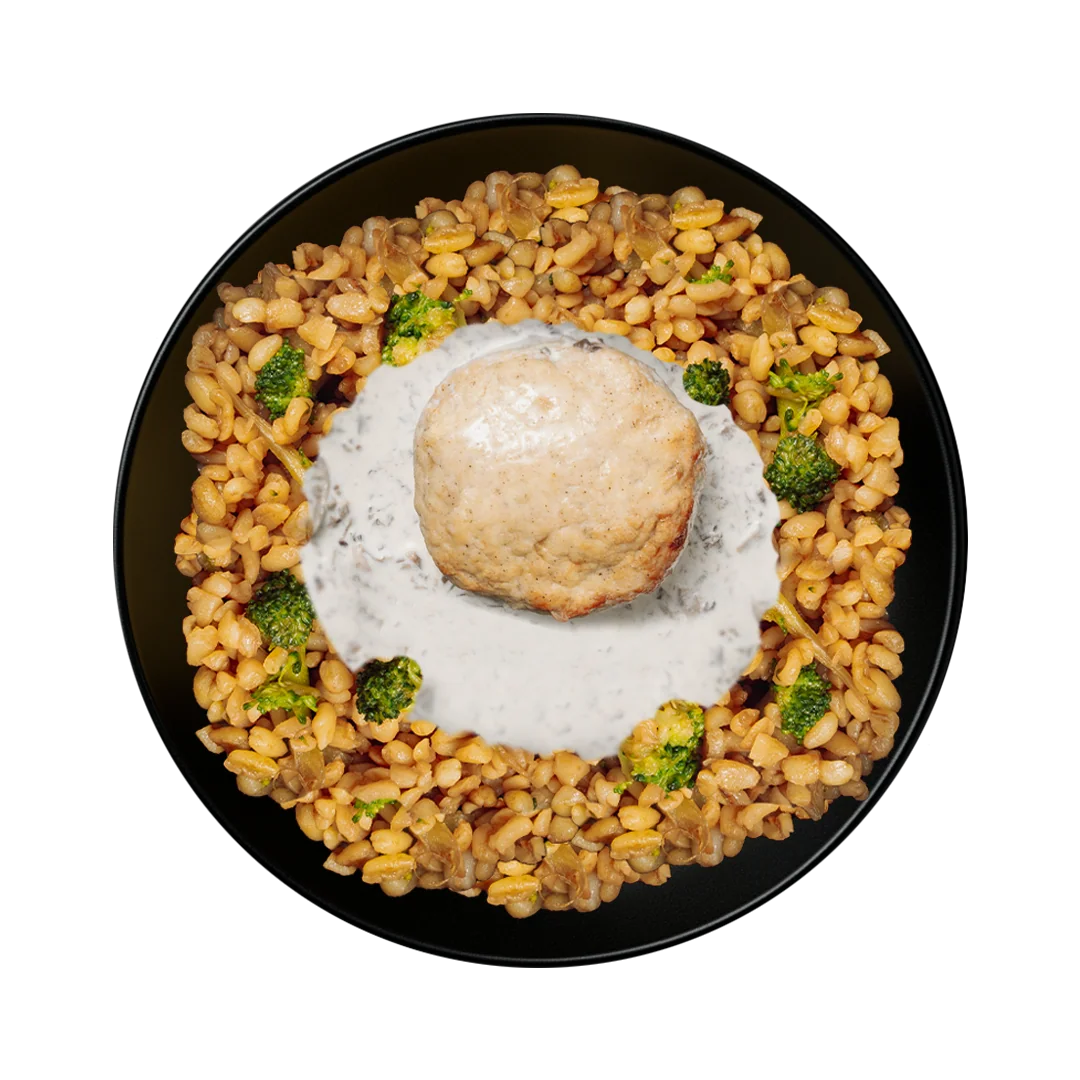 Куриная котлета с грибным соусом, булгуром и брокколи