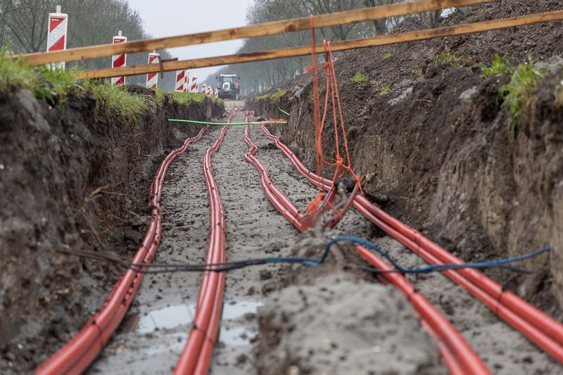 Samen met zijn leermeester zorgt Menno voor nieuwe verbindingen in het elektranet