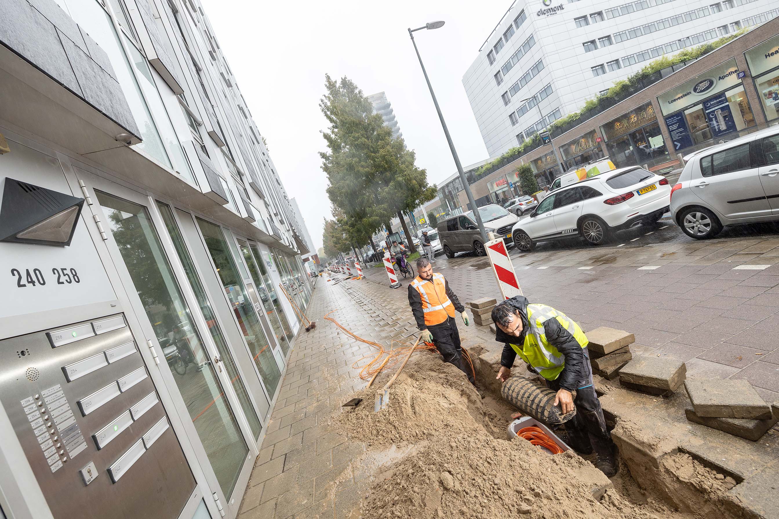 In haar functie is Mirjam de schakel tussen onderaannemers, uitvoerders en bewoners in Amsterdam die een glasvezelaansluiting willen óf al hebben.