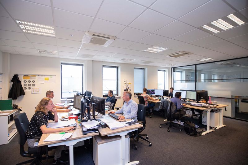 Waar nodig helpen collega's Ibrahim.