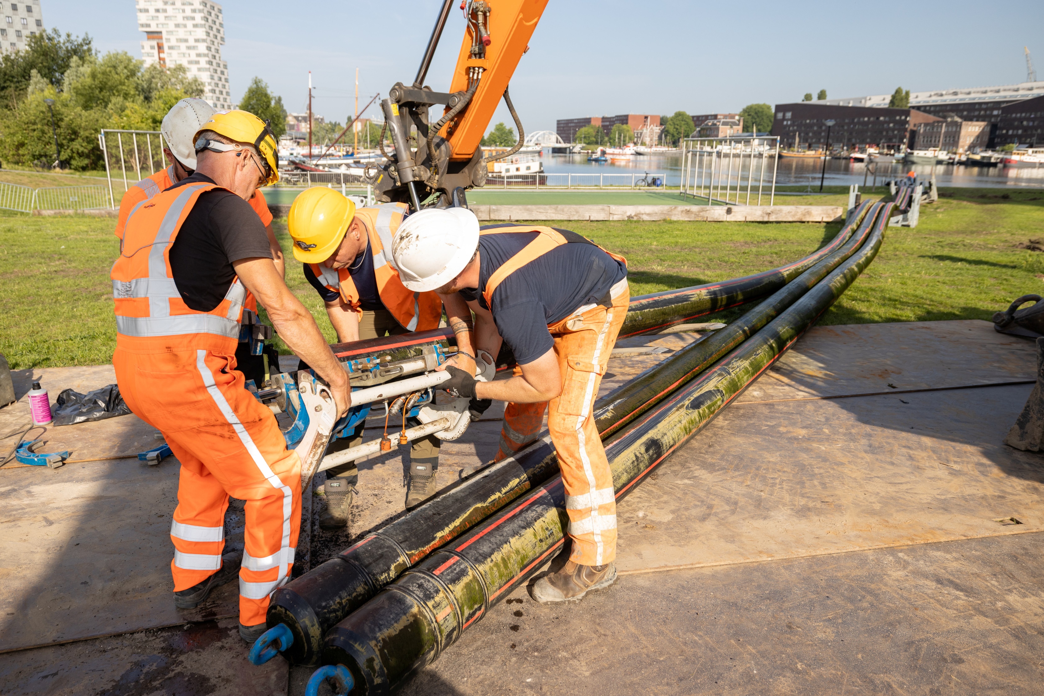 In Amsterdam werd met een innovatieve intersectboring, waarbij vanaf twee zijden naar elkaar werd geboord, de druk in de boorbuis effectief onder controle gehouden. Hierdoor werd schade aan de omgeving voorkomen.