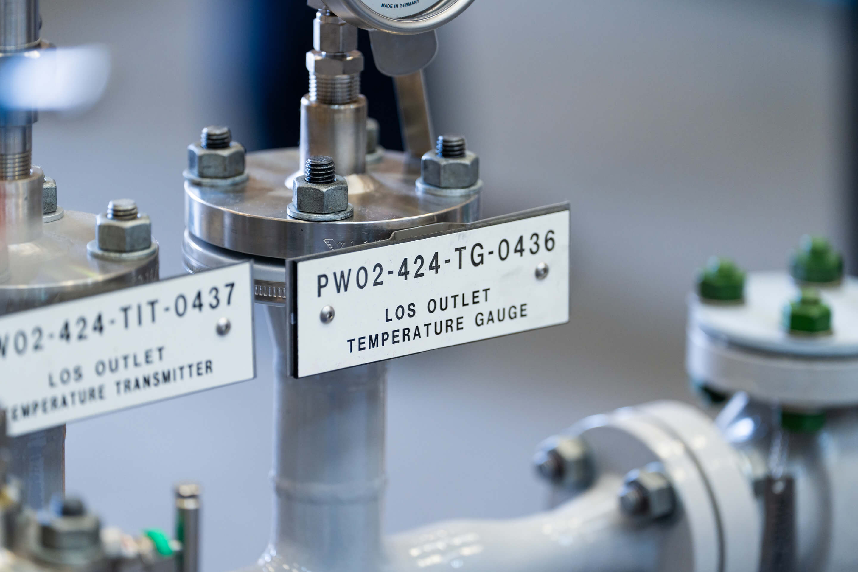 A close up of a tag used on a piece of hydraulic equipment