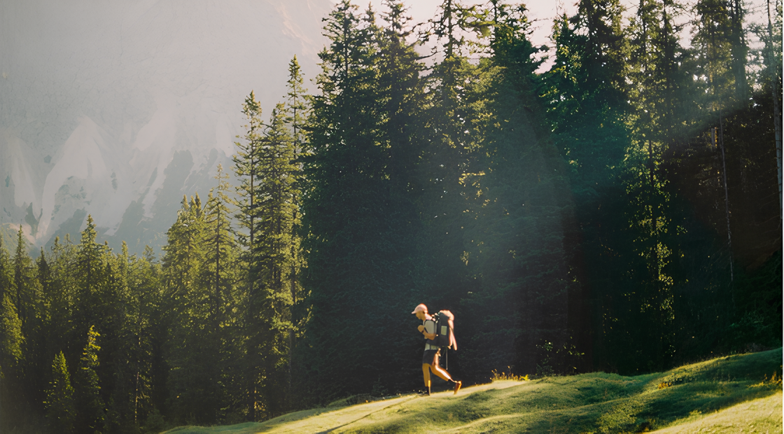 Trekkeur en montagne pratiquant la respiration consciente en marchant