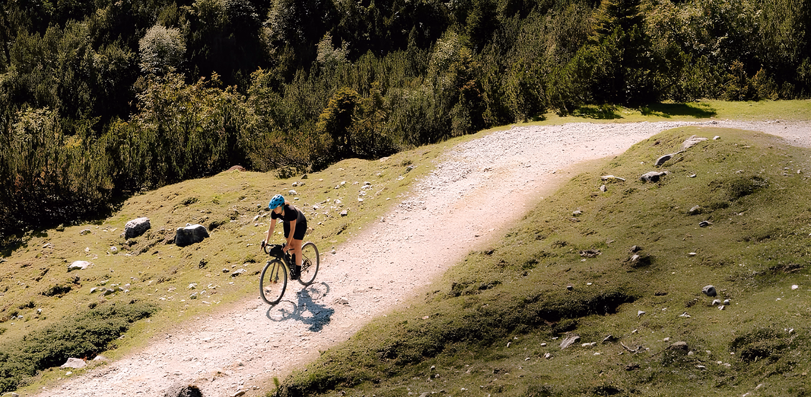 Cycliste descendant un sentier de montagne au Népal, image du trek multi-activités The Big Combo.