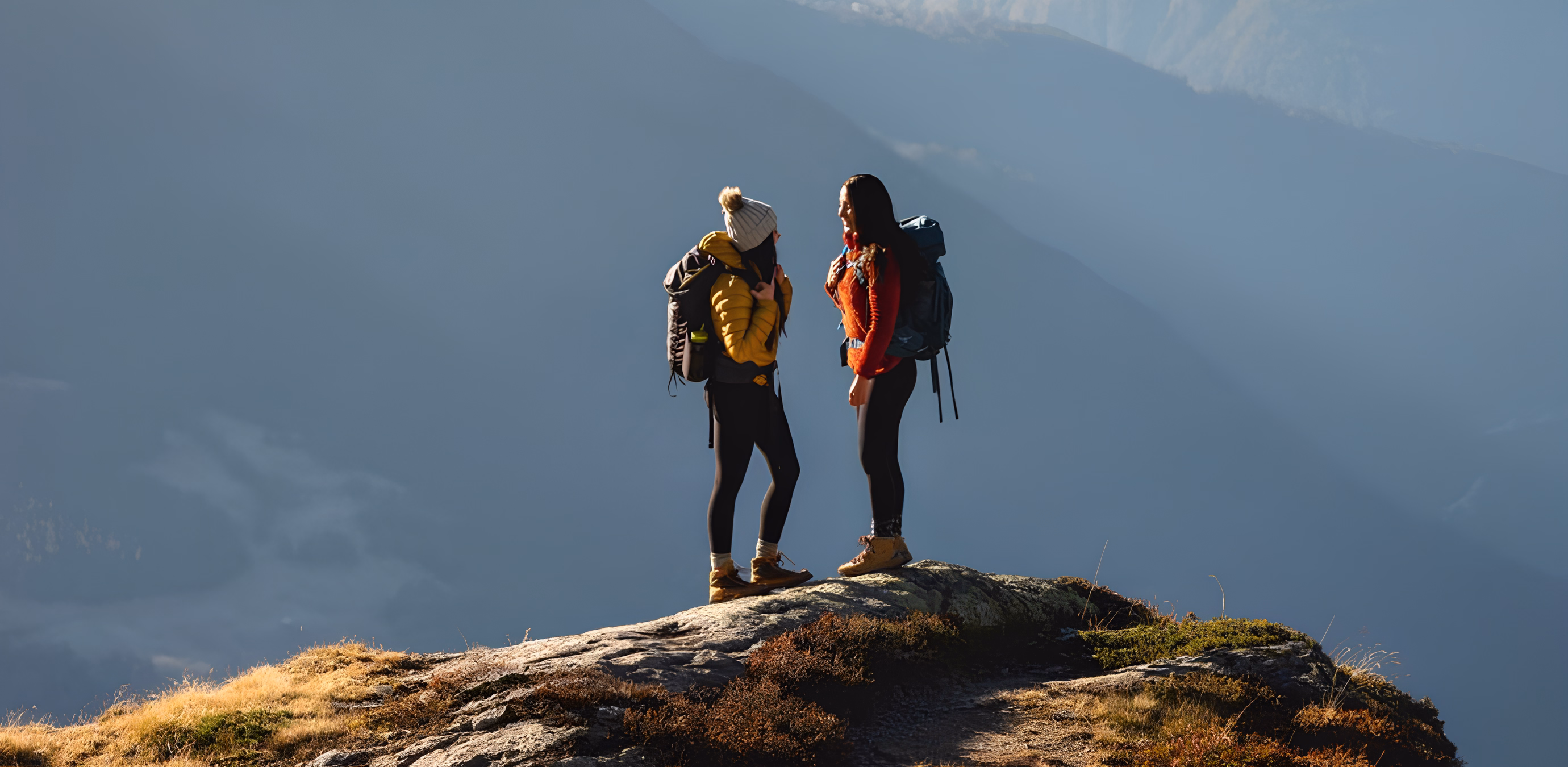Deux trekkeuses au Népal face aux sommets enneigés, image du trek Sororando 100 % féminin.