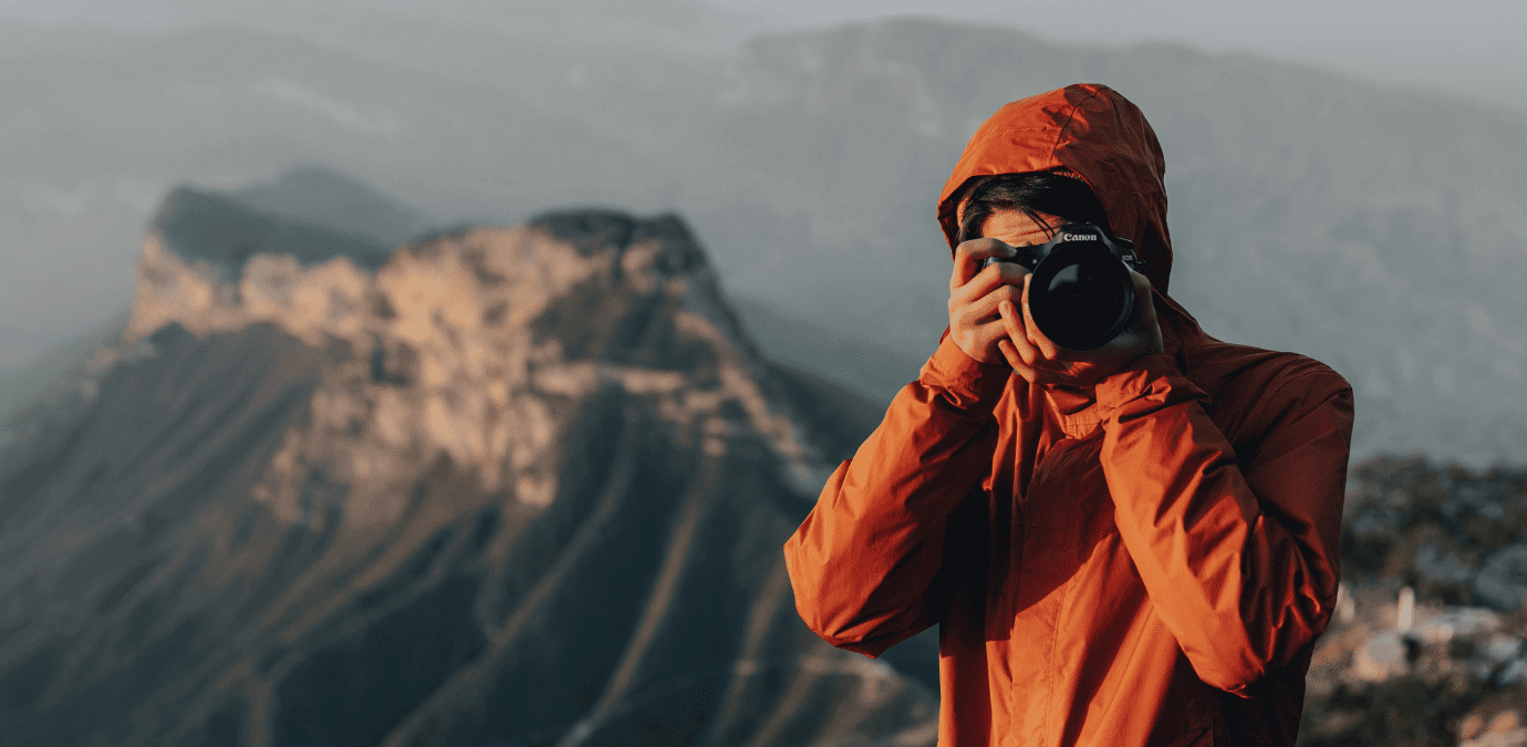 Participant prenant une photo argentique en montagne, image du trek PhotoTrek vers l’Everest.