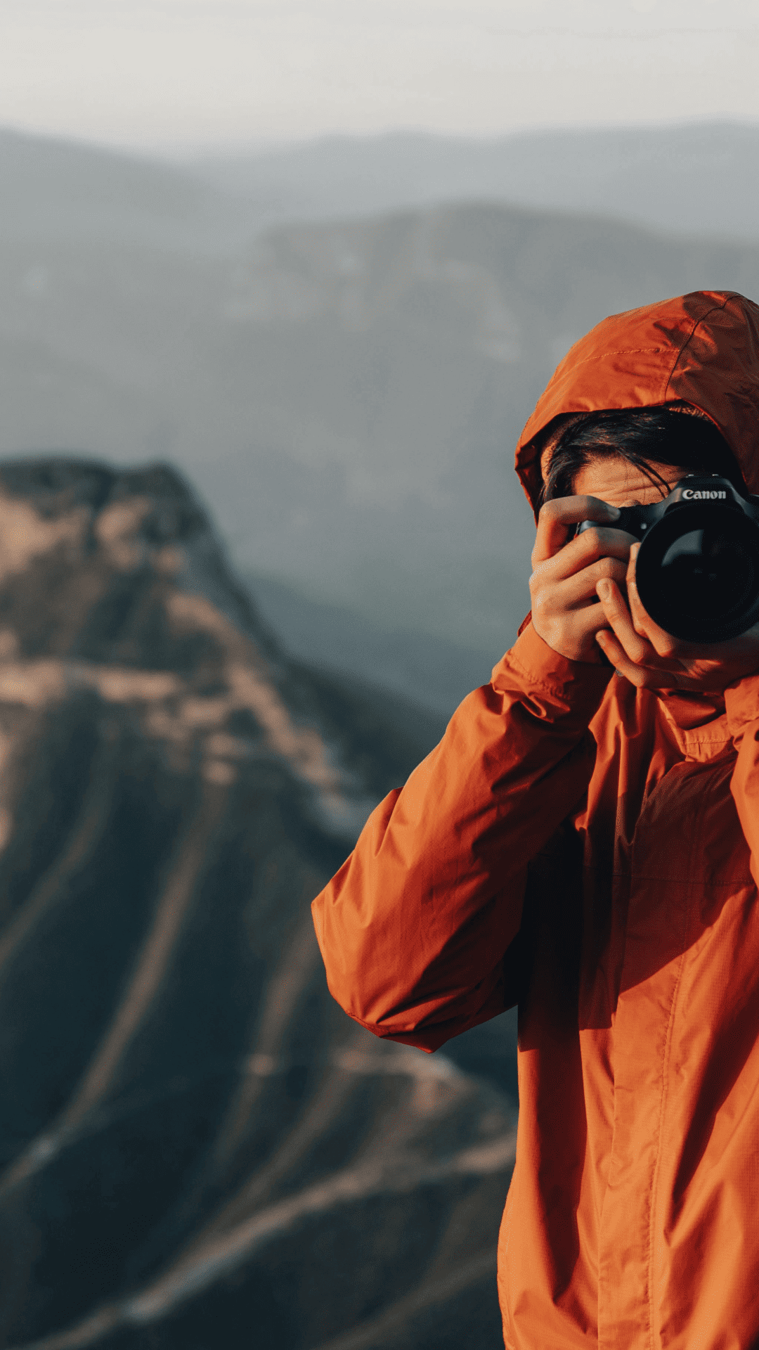 Participant prenant une photo argentique en montagne, image du trek PhotoTrek vers l’Everest.