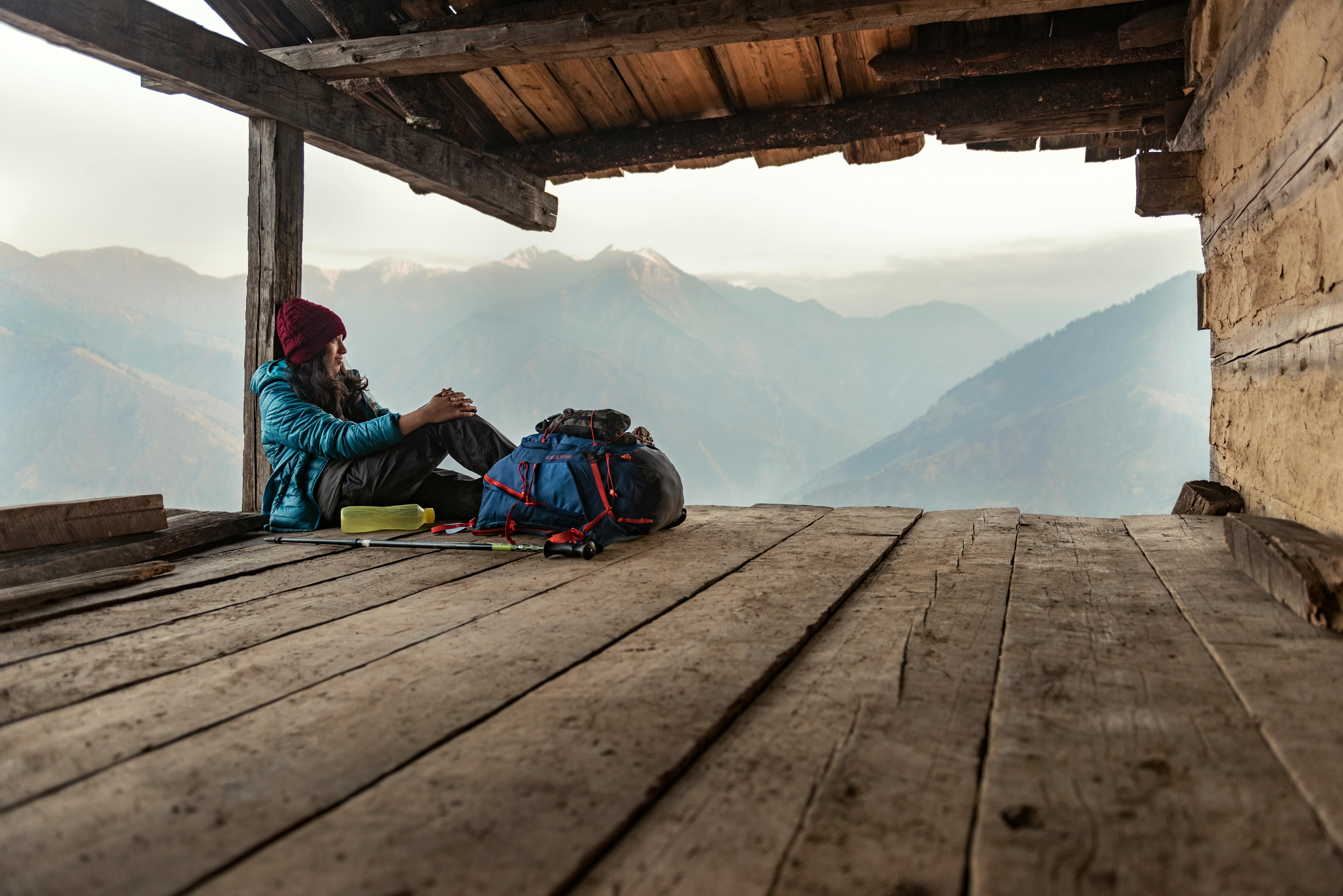 Une femme en train de marcher en montagne