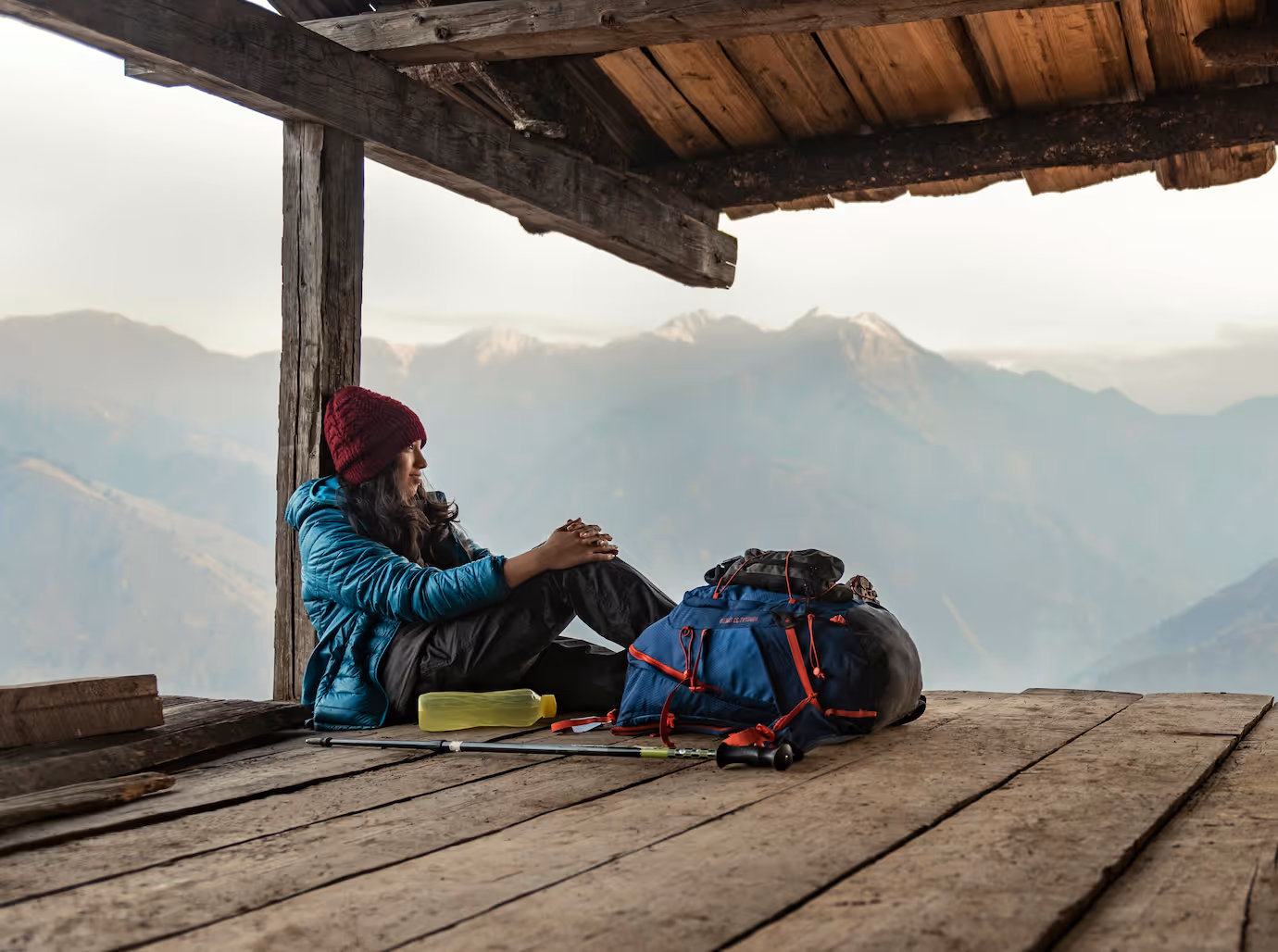 Une femme en train de marcher en montagne