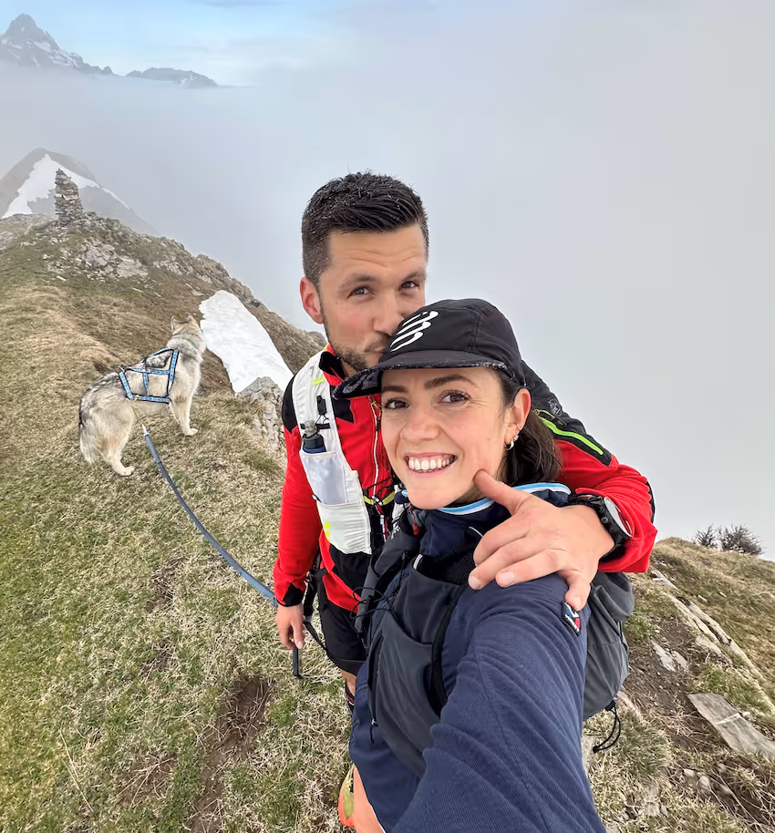 Portrait de Mathilde et Johan, couple de passionnés de montagne et co-créateurs de leur séjour alpin.