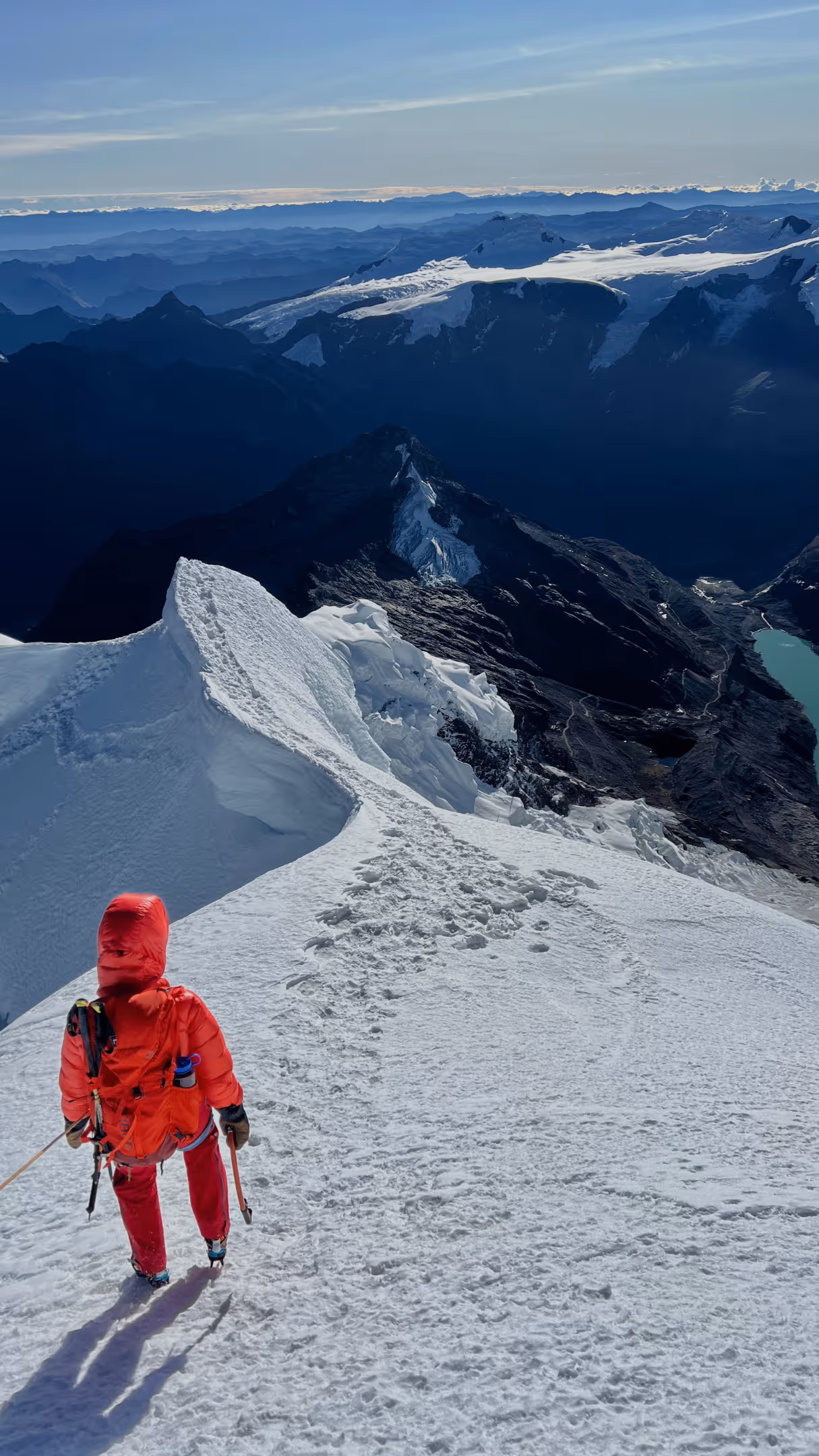 Alpiniste au sommet au Pérou en Cordillère Blanche