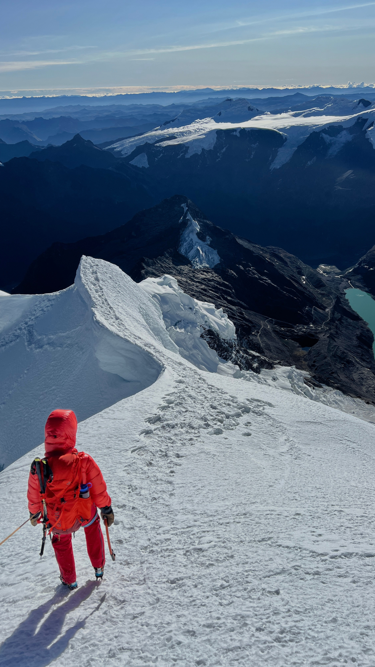 Alpiniste au sommet au Pérou en Cordillère Blanche