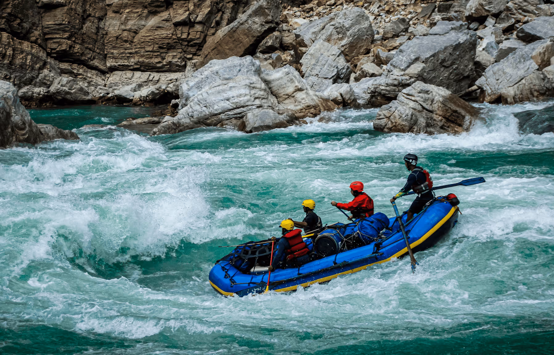 rafting en eau vive sur la rivière trisuli au népal avec montagnes de l’himalaya en arrière-plan