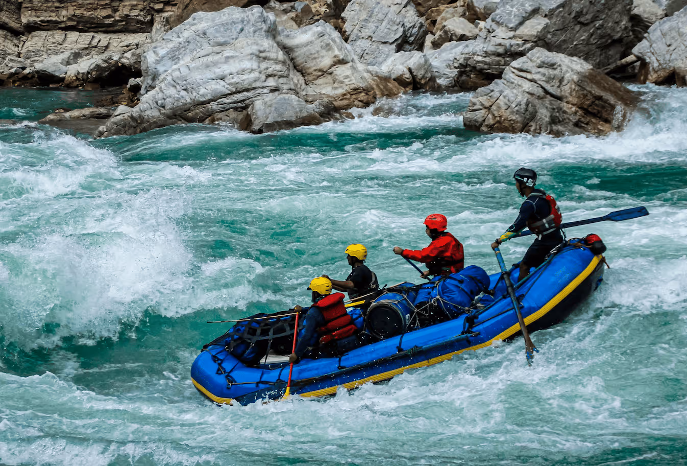 rafting en eau vive sur la rivière trisuli au népal avec montagnes de l’himalaya en arrière-plan